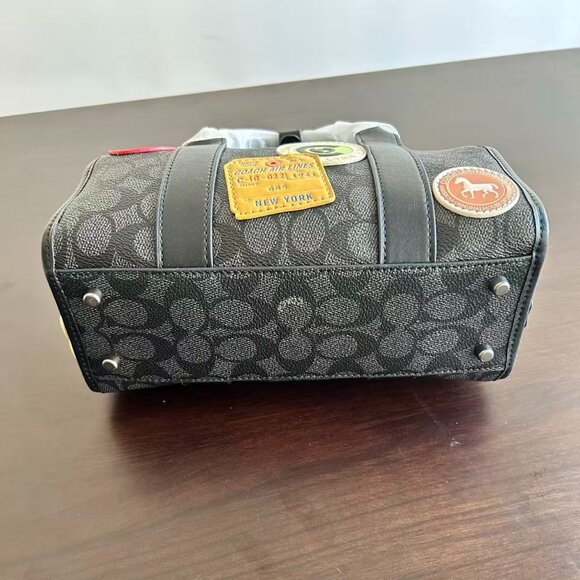 Coach men's pillow bag, size 24 x 14 x 11cm - Picture 6 of 8